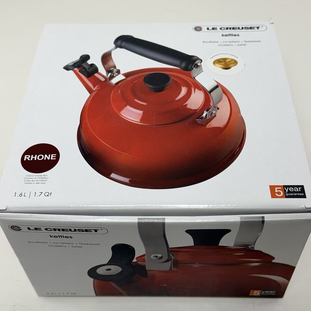 Le Creuset Classic Whistling Kettle 1.7 QT/1.6L Rhone w Gold Knob & Rims NWT - Picture 3 of 6